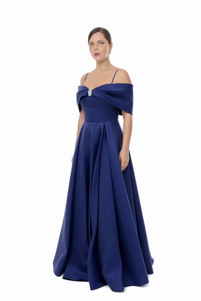 فستان سهرة من الساتان الأزرق الداكن بمقاسات كبيرة مزين ببروش